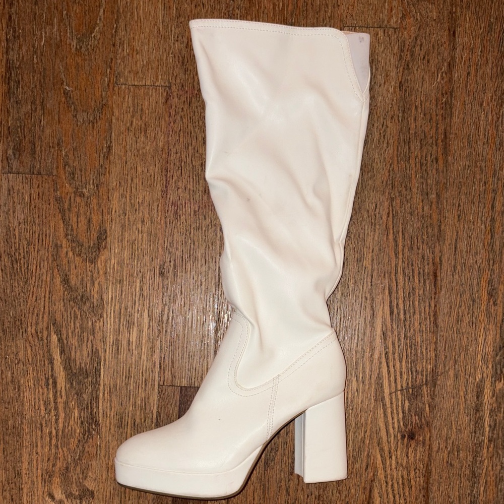 TOP Moda Chic Cream Heeled Boots